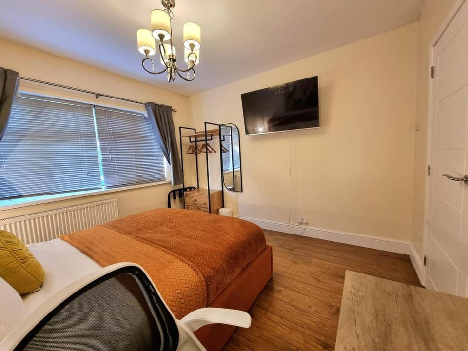 Bed, TV and multimedia, Photo of the whole room, Bedroom