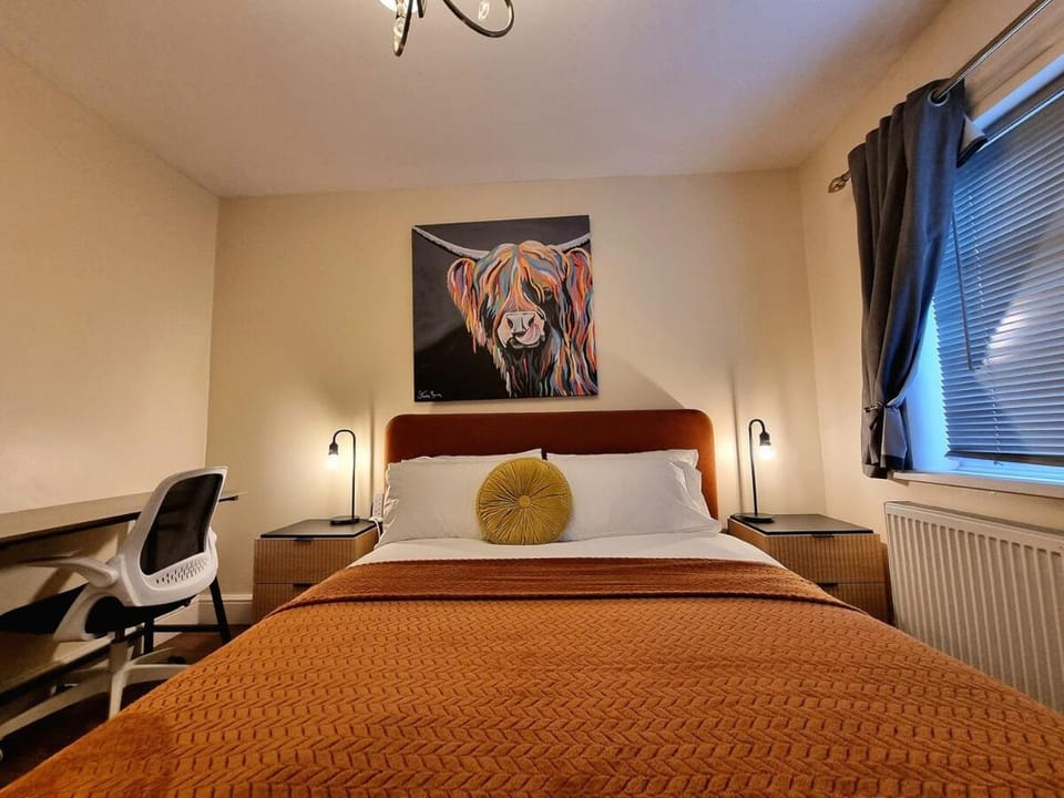 Photo of the whole room, Bedroom