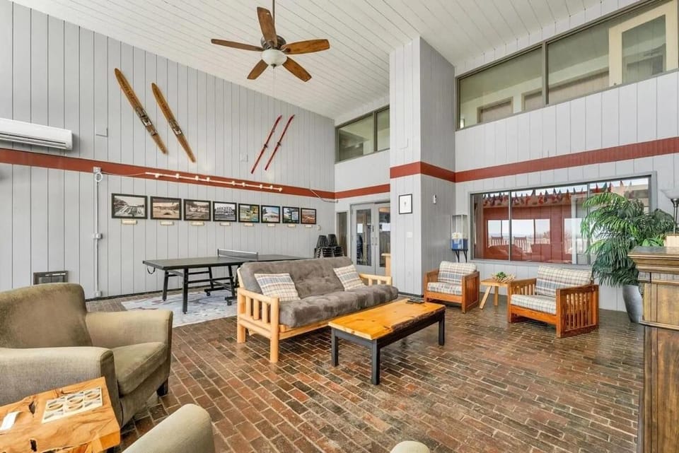 Charming Cedar Lodge Room close to Weirs Apartment in Laconia