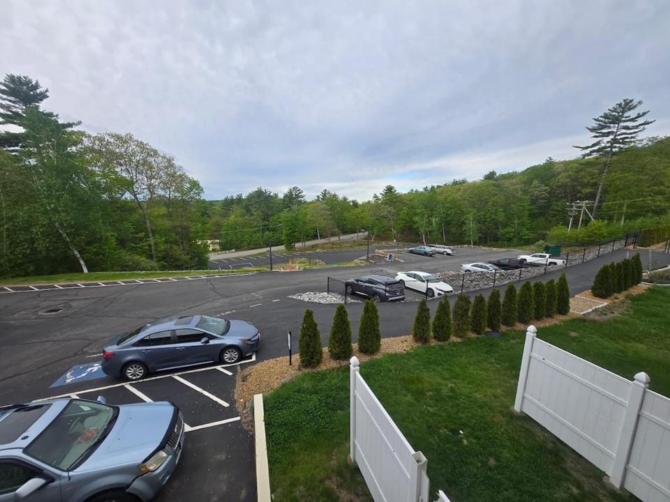Charming Cedar Lodge Room close to Weirs Apartment in Laconia