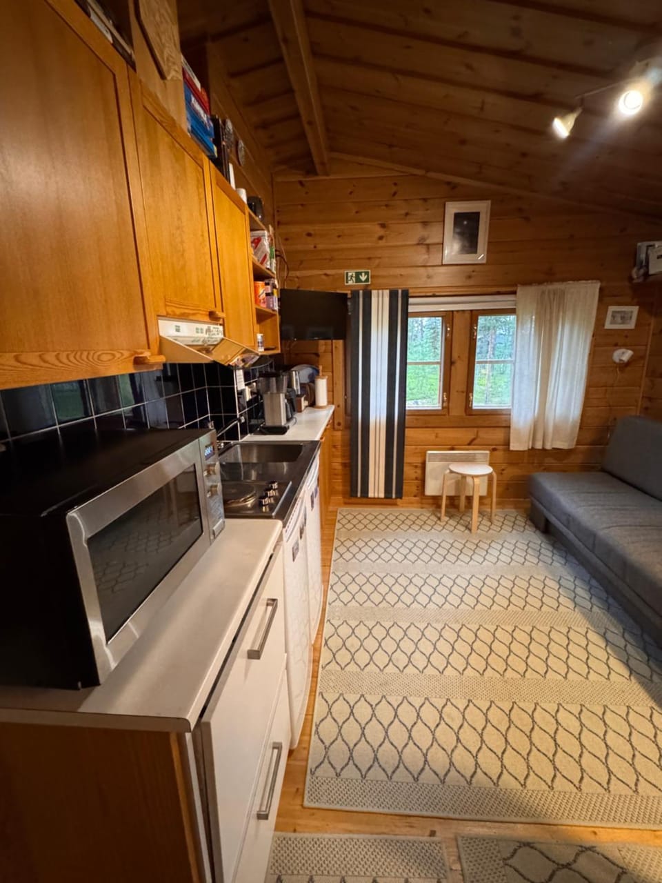 Kitchen or kitchenette, Photo of the whole room, dishwasher, pet friendly, stove, toaster