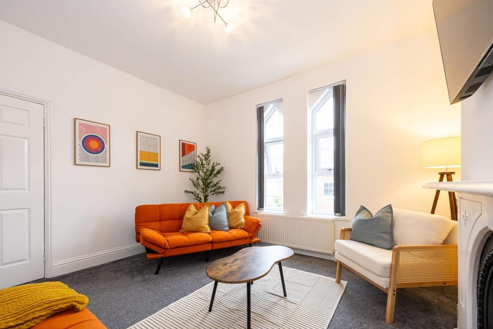 The Hale Loft- Sleeps 8 Village Location Apartment in England