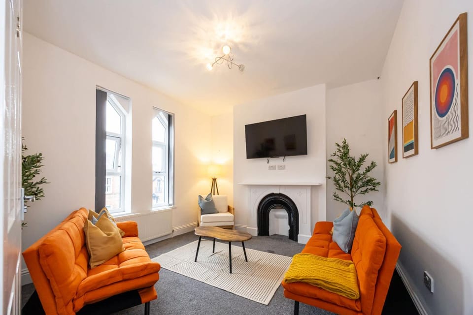 The Hale Loft- Sleeps 8 Village Location Apartment in England