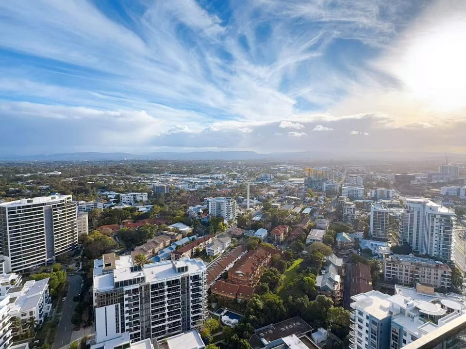 Panoramic Ocean 2BR, Gold Coast Spa & Pool Apartment in Main Beach