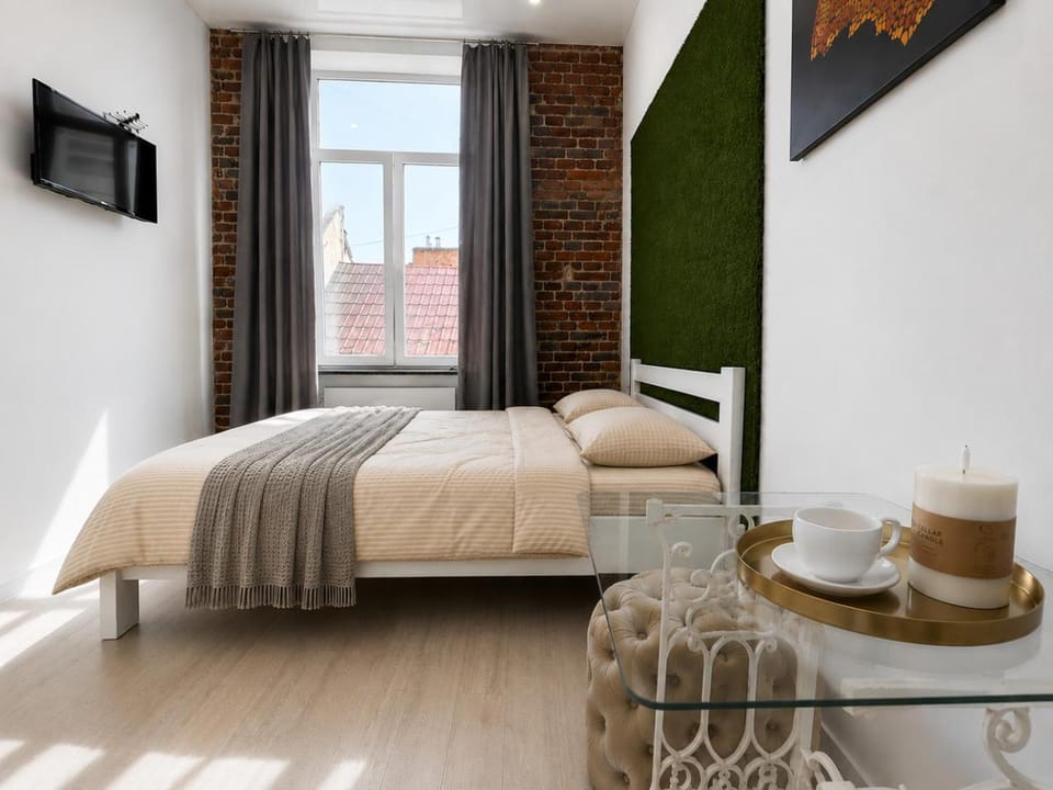 Bed, TV and multimedia, Bedroom