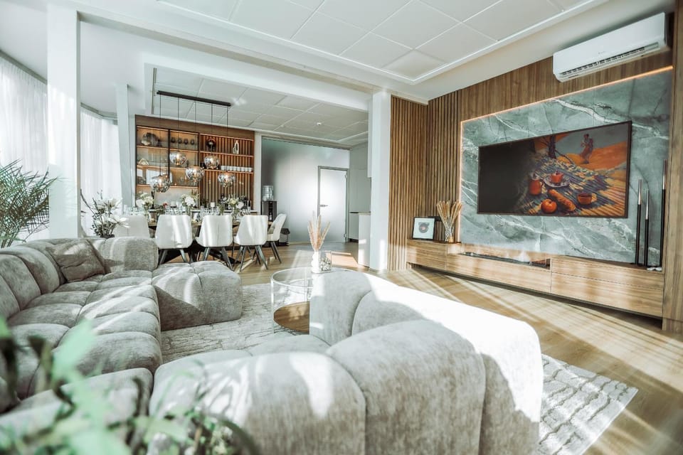TV and multimedia, Living room, Seating area, Evening entertainment