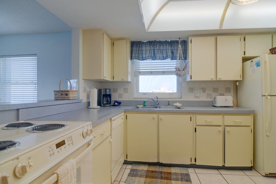 Unit w/ Stunning Gulf Views! Steps to Pool & Beach House in Madeira Beach