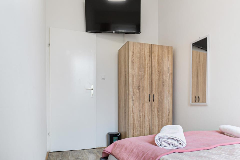 Bed, TV and multimedia, Photo of the whole room, towels, wardrobe