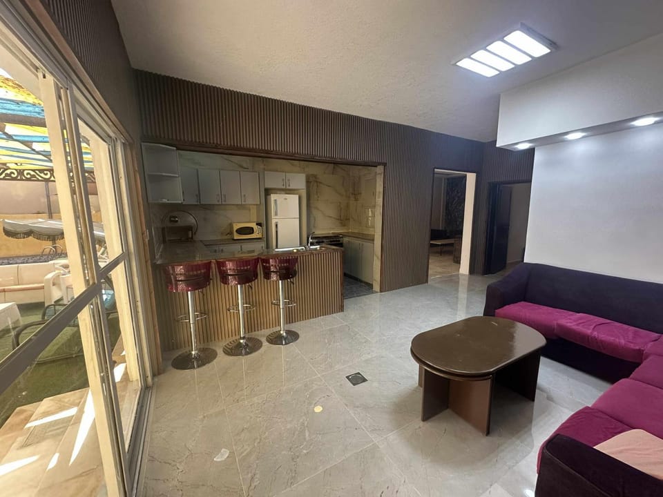 Kitchen or kitchenette, Seating area, oven