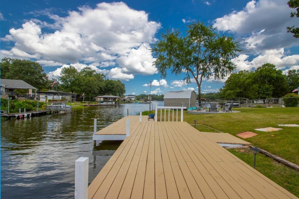 Lakefront Escape Private Hot Tub Theater & House in Rockwell