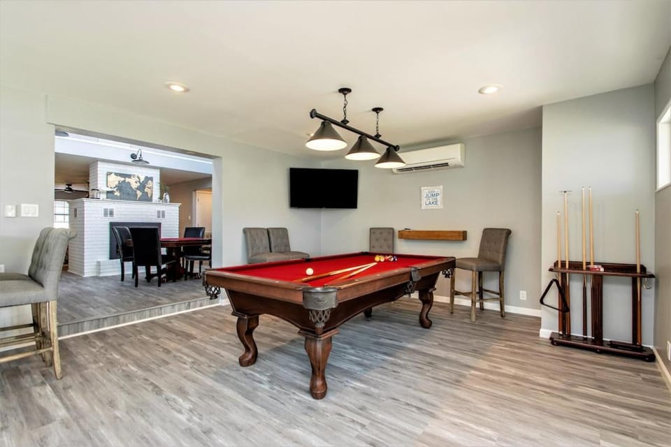 Lakefront Escape Private Hot Tub Theater & House in Rockwell