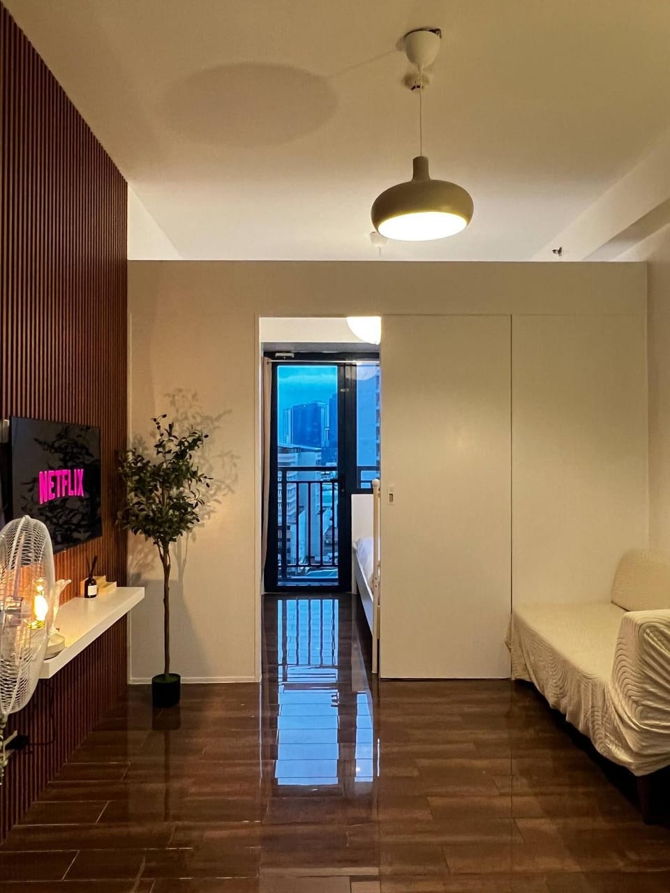Central Makati City View with Fast WiFi and Netflix House in Makati