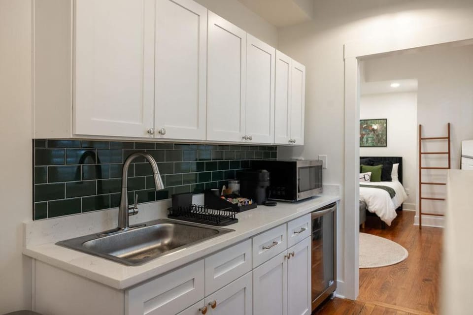 Coffee/tea facilities, Kitchen or kitchenette, Bedroom, microwave, minibar