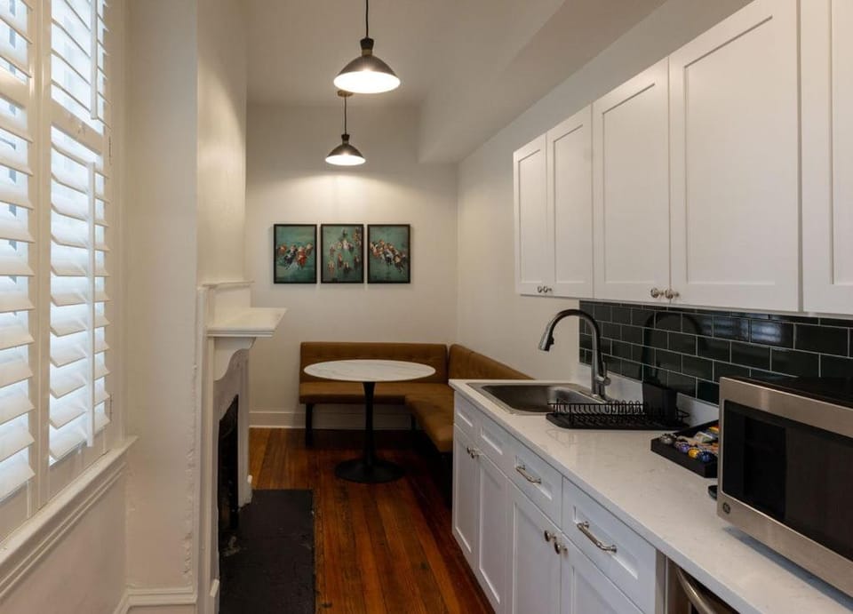 Kitchen or kitchenette, Seating area, Dining area