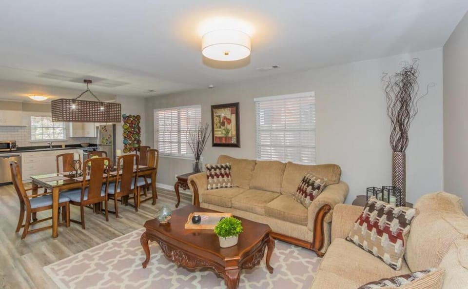 Indulge yourself at The Ivy- 3 bdrm in Downtown LR Apartment in Little Rock