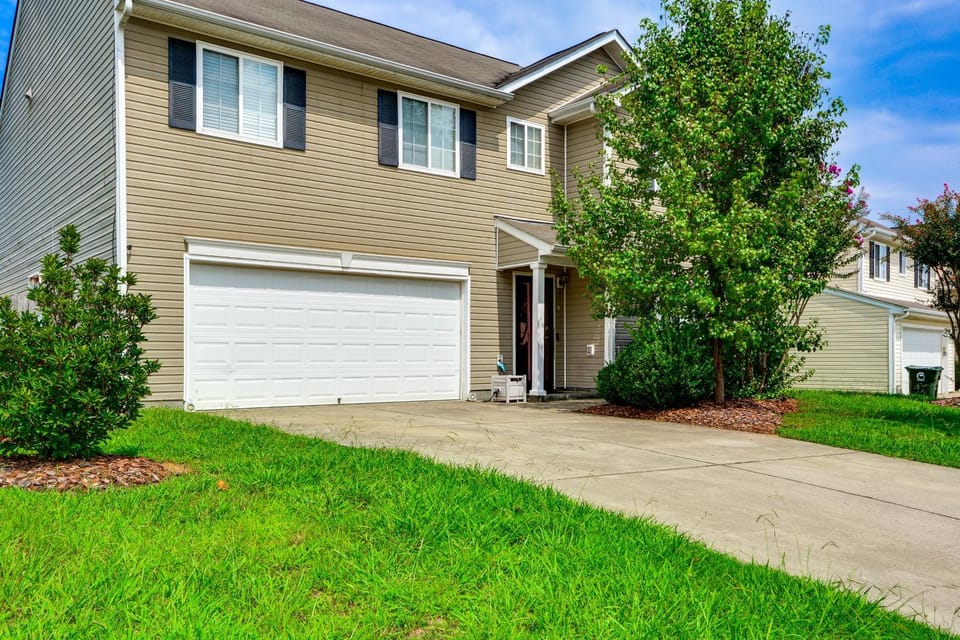 8 Mi to Dtwn Greensboro! Home w/ Furnished Porch House in Greensboro