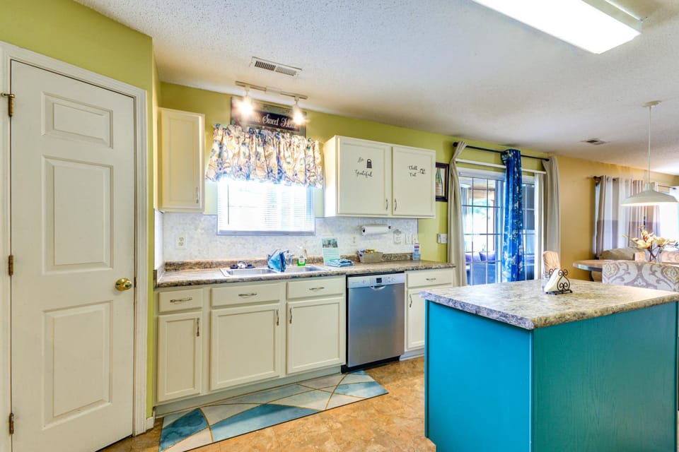 8 Mi to Dtwn Greensboro! Home w/ Furnished Porch House in Greensboro