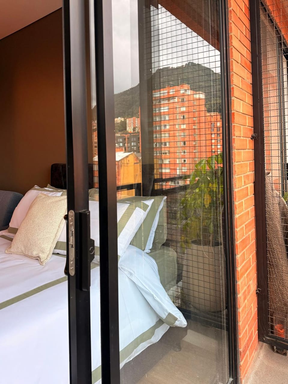 Balcón Privado - Vista a los Cerros y a pasos del Parque de los Hippies Apartment in Bogota