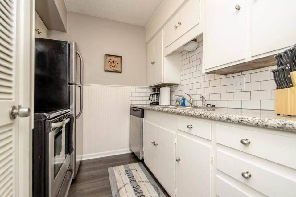 Hillcrest Apt with King Bed & Free Parking Apartment in Little Rock
