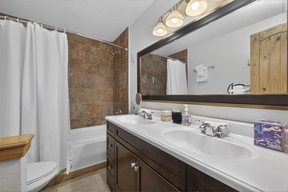 Cozy Mountain Condo with Resort Amenities, Pet-Friendly House in Granby