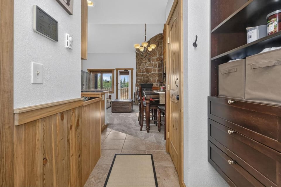 Cozy Mountain Condo with Resort Amenities, Pet-Friendly House in Granby