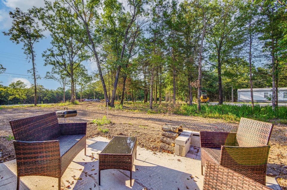 7 Mi to Lucas Oil Speedway! Home w/ Patio & Yard House in Pomme de Terre Lake