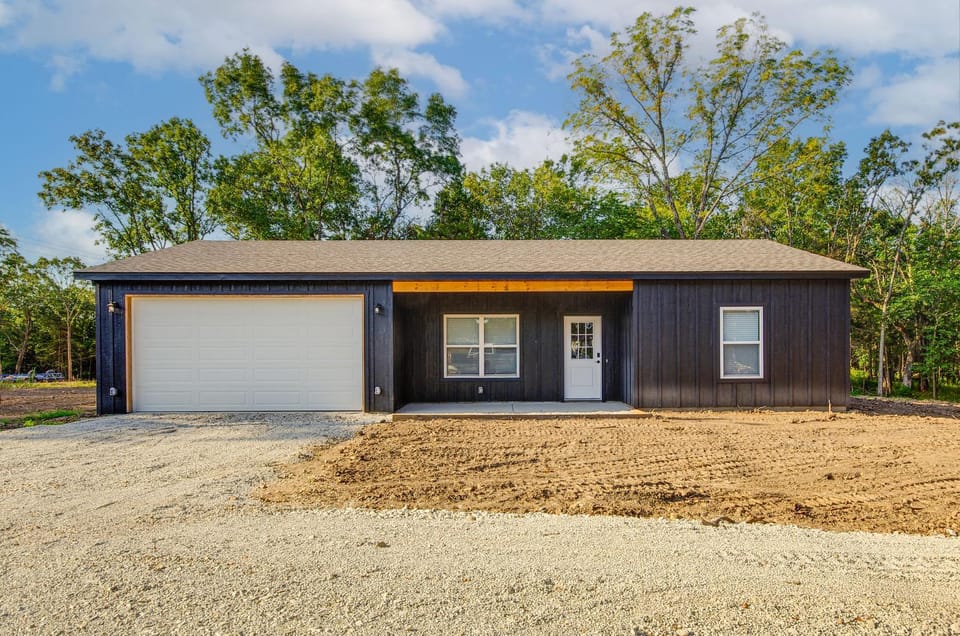 7 Mi to Lucas Oil Speedway! Home w/ Patio & Yard House in Pomme de Terre Lake