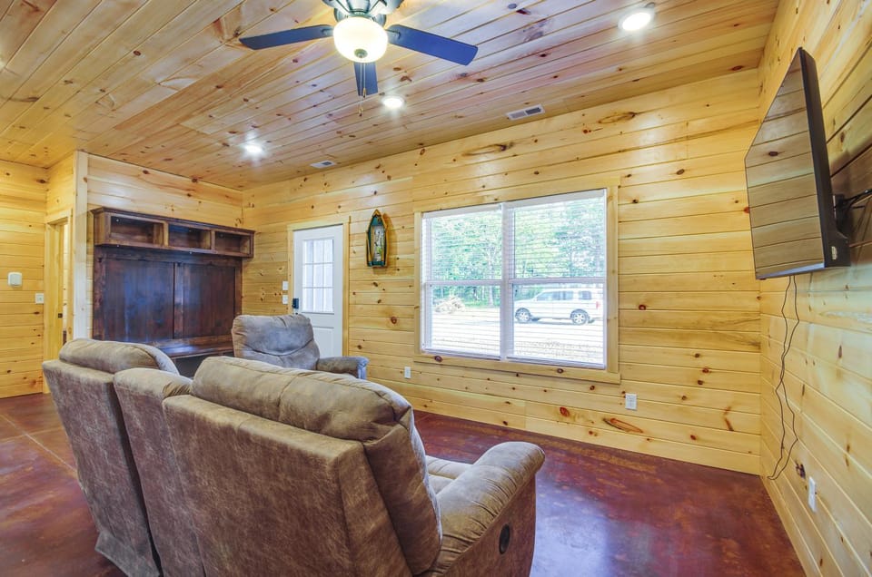 7 Mi to Lucas Oil Speedway! Home w/ Patio & Yard House in Pomme de Terre Lake
