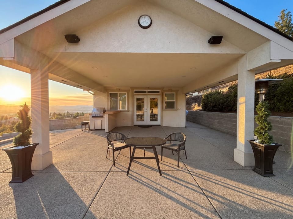 Medford Viewtacular Pool House Bed and Breakfast in Medford