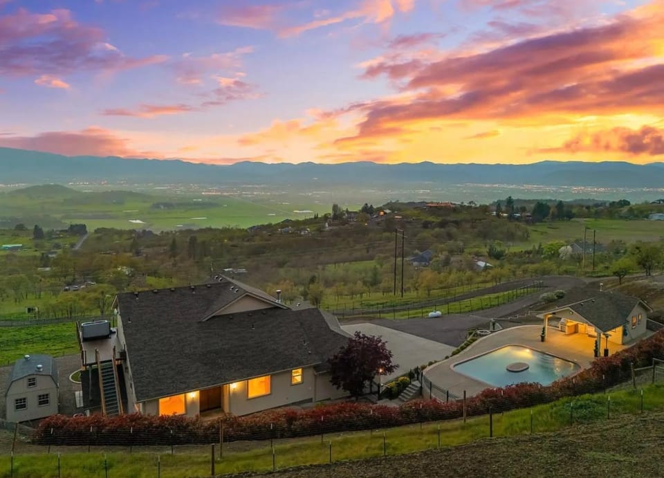 Medford Viewtacular Pool House Bed and Breakfast in Medford