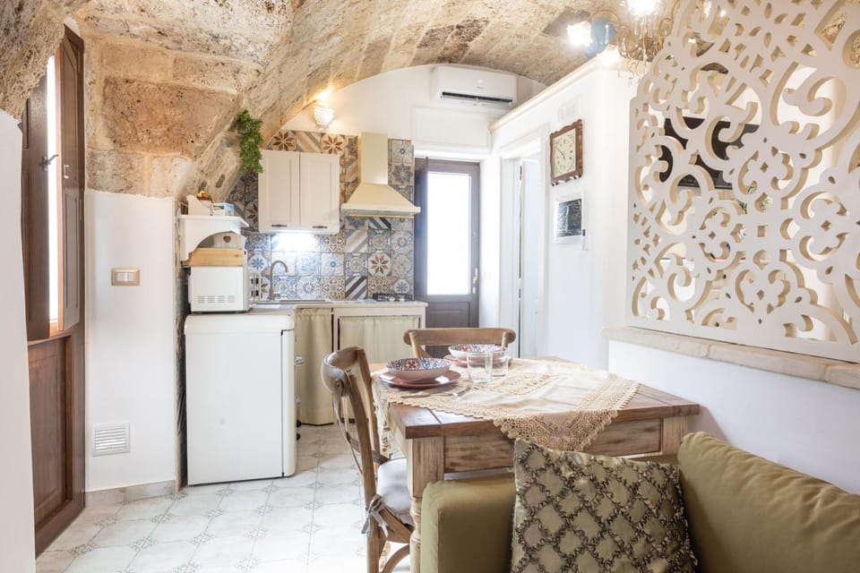 Kitchen or kitchenette, Living room, Seating area, stove