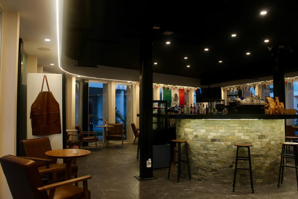 Restaurant/places to eat, Restaurant/places to eat, Lounge or bar, Food and drinks, Seating area, Drinks