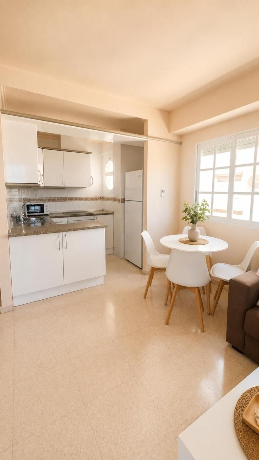 Kitchen or kitchenette, Dining area, oven, stove