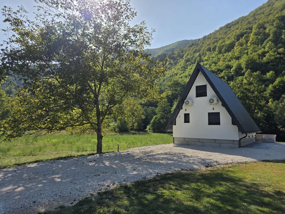 Property building, Day, Natural landscape, Garden, Mountain view