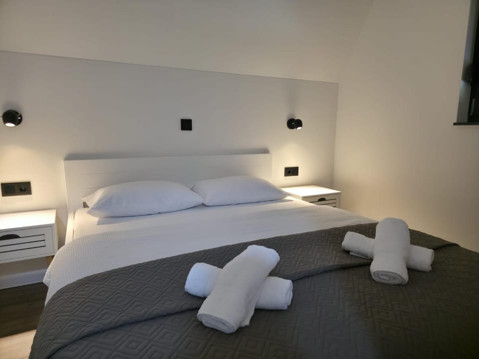 Bed, Photo of the whole room, Bedroom, towels