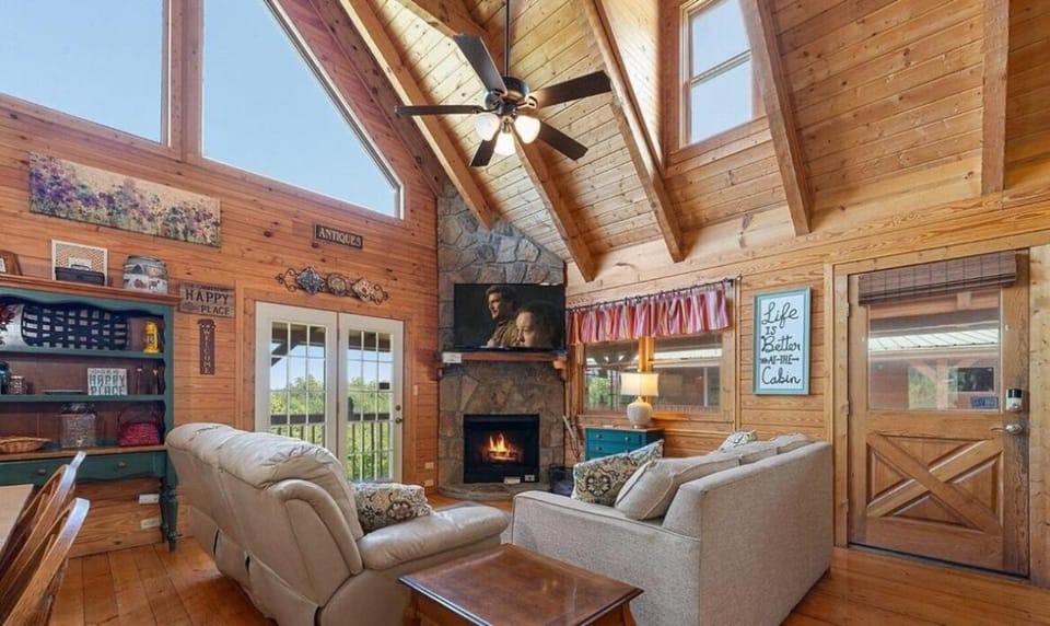 Sweet Magnolia Hot Tub, Pool Table, Foosball House in Sevier County