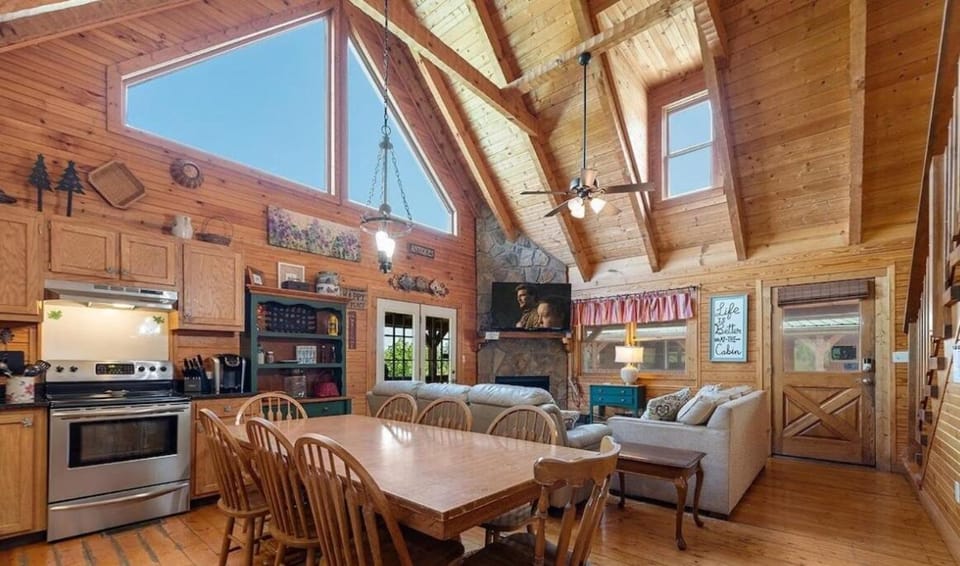 Sweet Magnolia Hot Tub, Pool Table, Foosball House in Sevier County