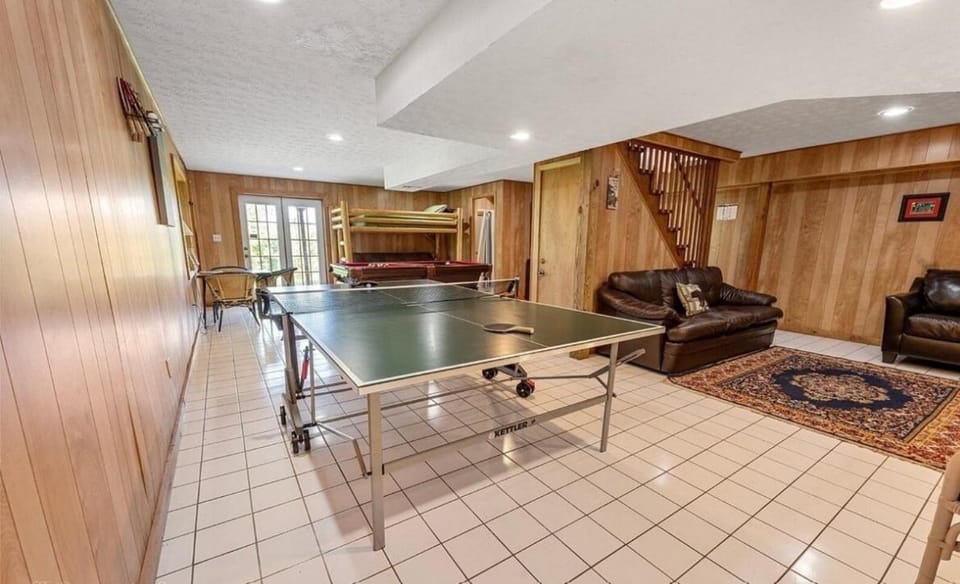 Sweet Magnolia Hot Tub, Pool Table, Foosball House in Sevier County