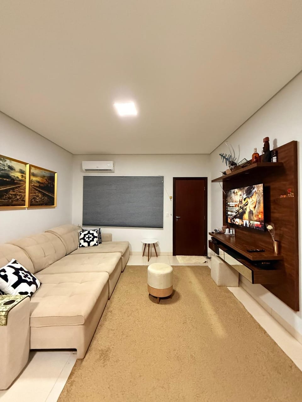 TV and multimedia, Living room, Seating area, air conditioner