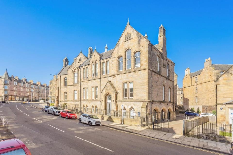 Modern Duplex Penthouse in The Old School House Apartment in Edinburgh