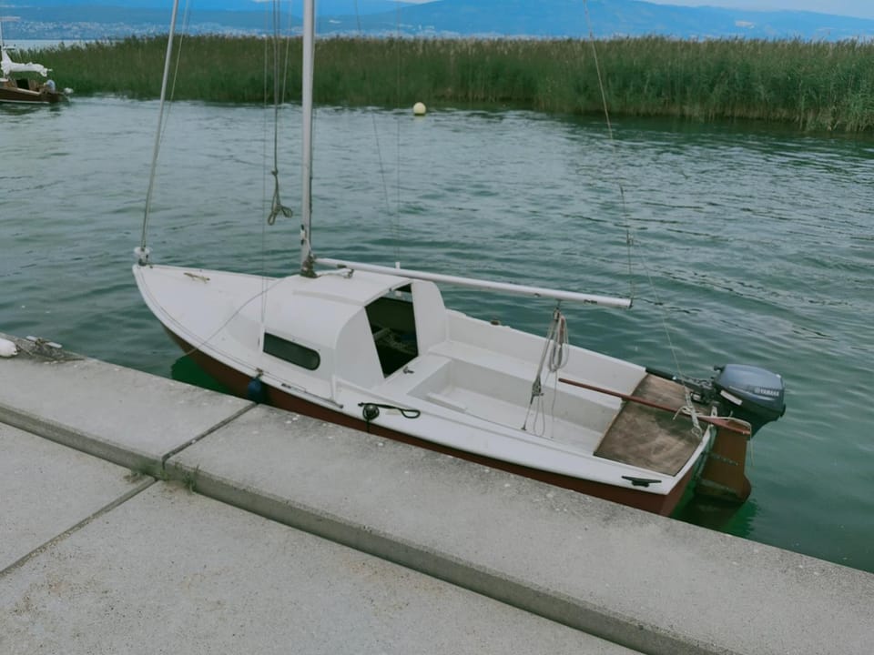 Bateau avec cabine, voile, moteur Cabin in Neuchâtel, Switzerland