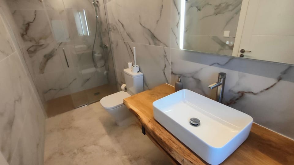 Shower, Toilet, Bathroom, towels