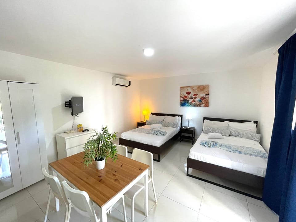 Bed, TV and multimedia, Living room, Photo of the whole room, Seating area, Dining area, Bedroom, towels, air conditioner