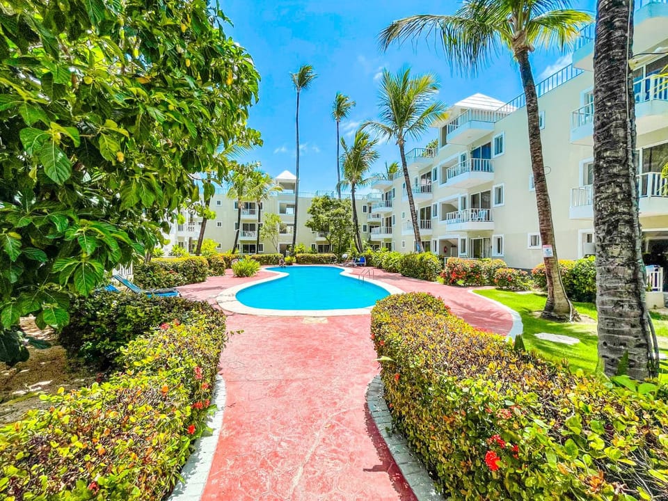 Property building, Garden view, Pool view, Swimming pool