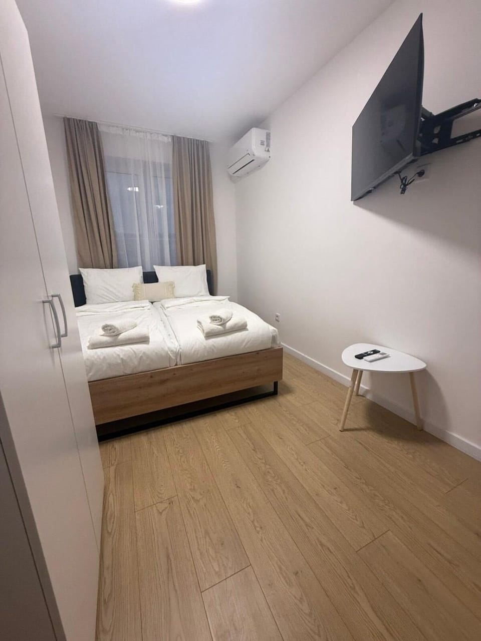 TV and multimedia, Photo of the whole room, Bedroom, towels, air conditioner