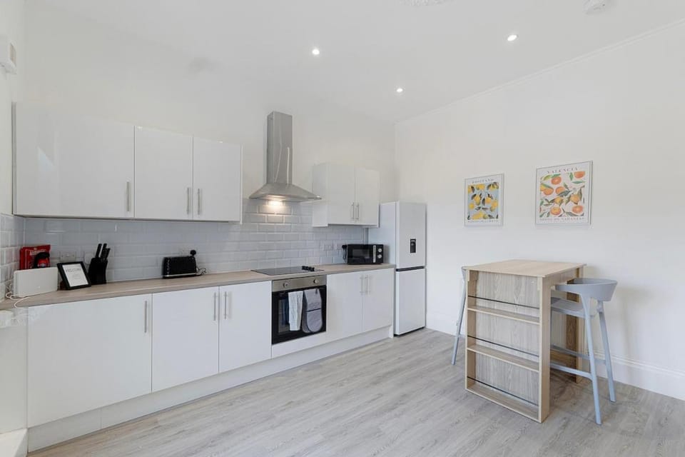Spacious 6BR Sleeps 12 with Parking House in South Shields