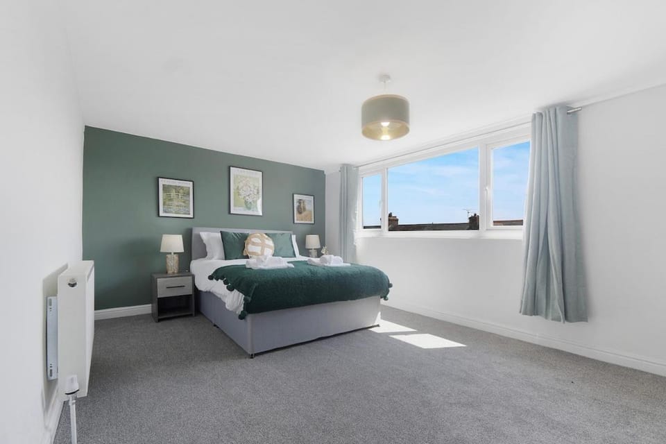 Spacious 6BR Sleeps 12 with Parking House in South Shields