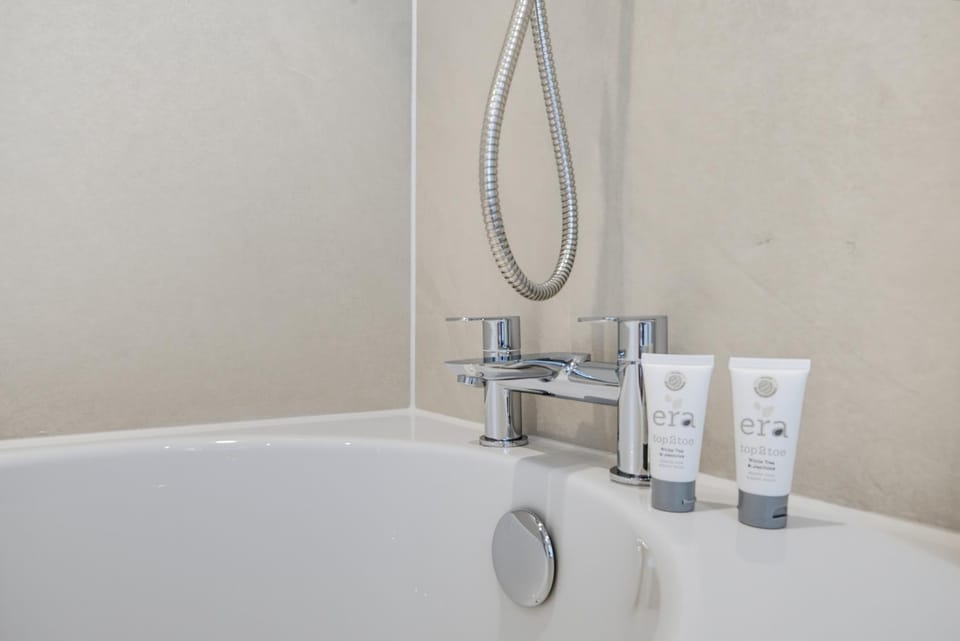 City Escape 2BR with Terrace & Private Driveway- Ground Floor- Easy City Centre Access Family Welcome Apartment in Cardiff