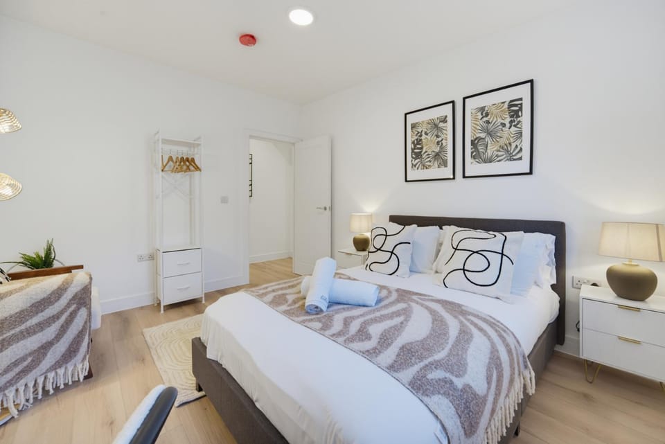 City Escape 2BR with Terrace & Private Driveway- Ground Floor- Easy City Centre Access Family Welcome Apartment in Cardiff