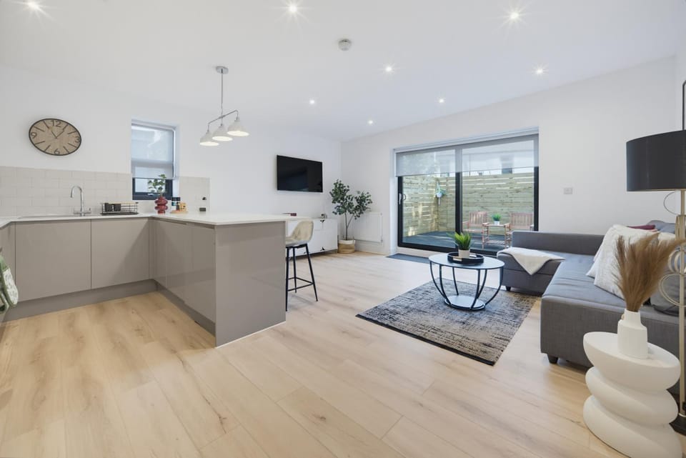 City Escape 2BR with Terrace & Private Driveway- Ground Floor- Easy City Centre Access Family Welcome Apartment in Cardiff